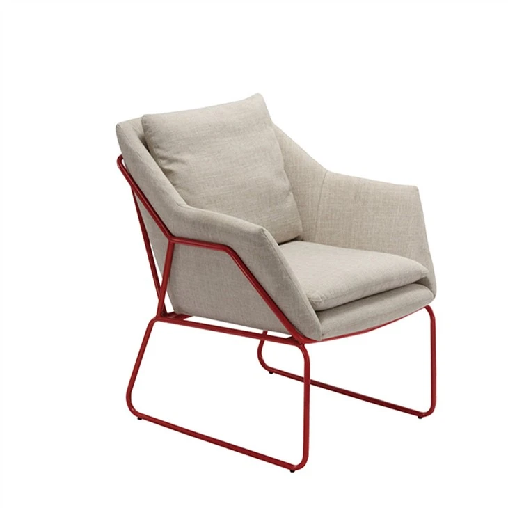 Fauteuil van stof met stalen poten