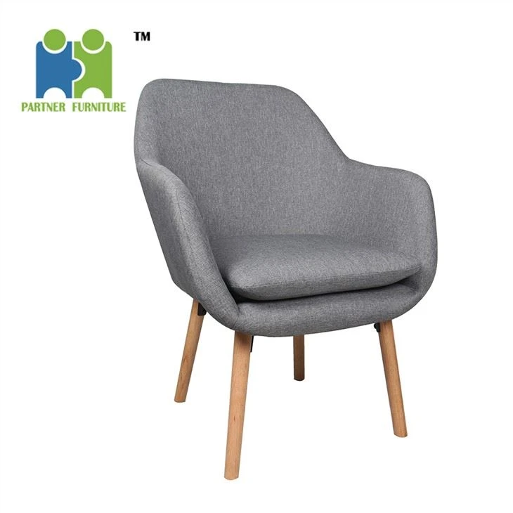 Eenvoudige fauteuil met houten poten