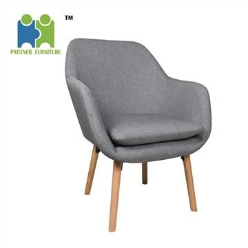 Eenvoudige fauteuil met houten poten